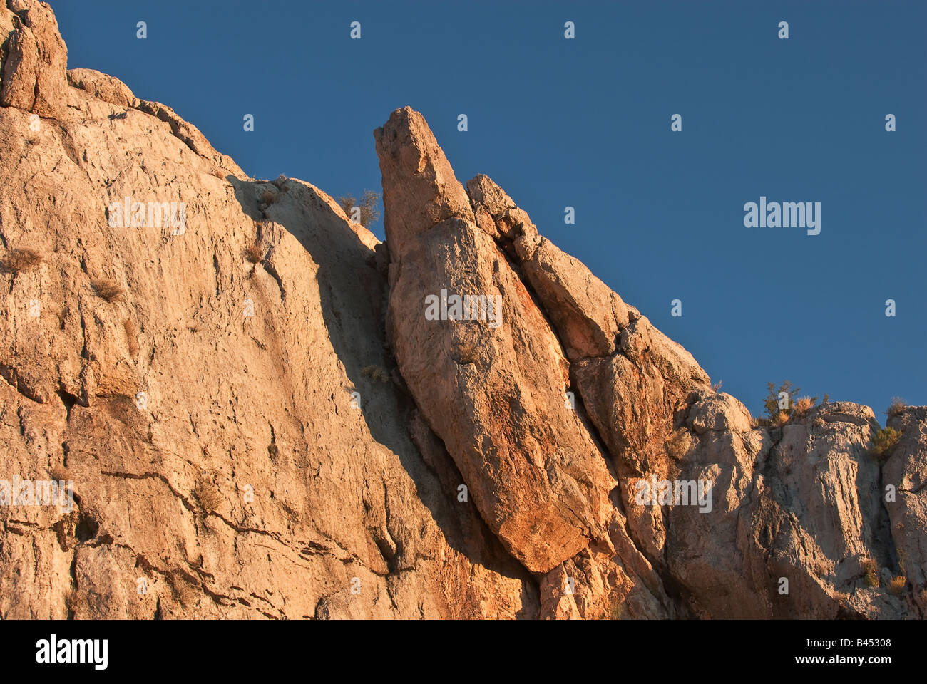Rochers géants au sommet d'une formation de roche géologique, nommé ...