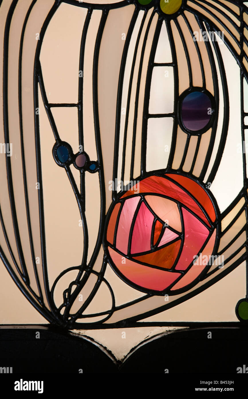 UK Scotland Glasgow Bellahouston Park maison pour un amateur d'art vitrail panneau de porte thème rose Banque D'Images
