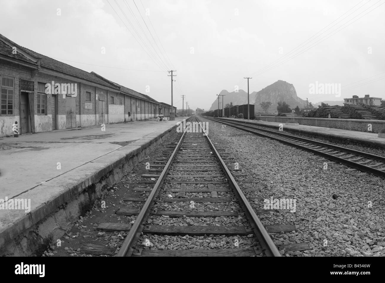 Petit train depot non développées dans le sud-ouest de Guangxi avec montagnes en horizon lointain Banque D'Images