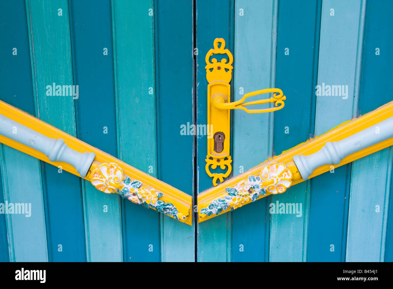 Une porte est ornée d'un ornement en bois coloré à Laroque des Albères / Sud de France Banque D'Images