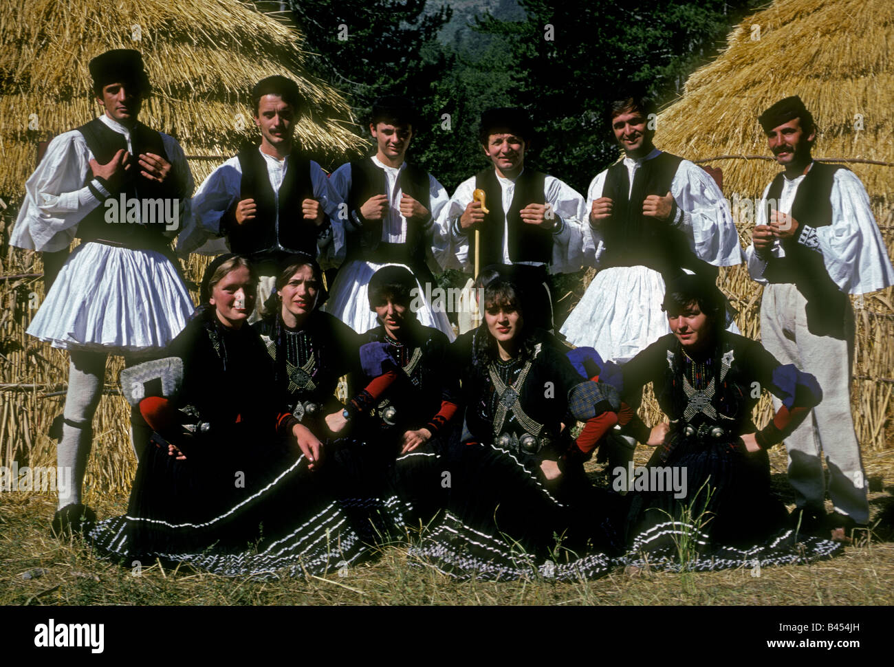 Les Grecs, les Grecs, les hommes et les femmes, danseuse, danseurs, près de ville de Metsovo, région des montagnes Pindos, Épire, Grèce, Europe Banque D'Images