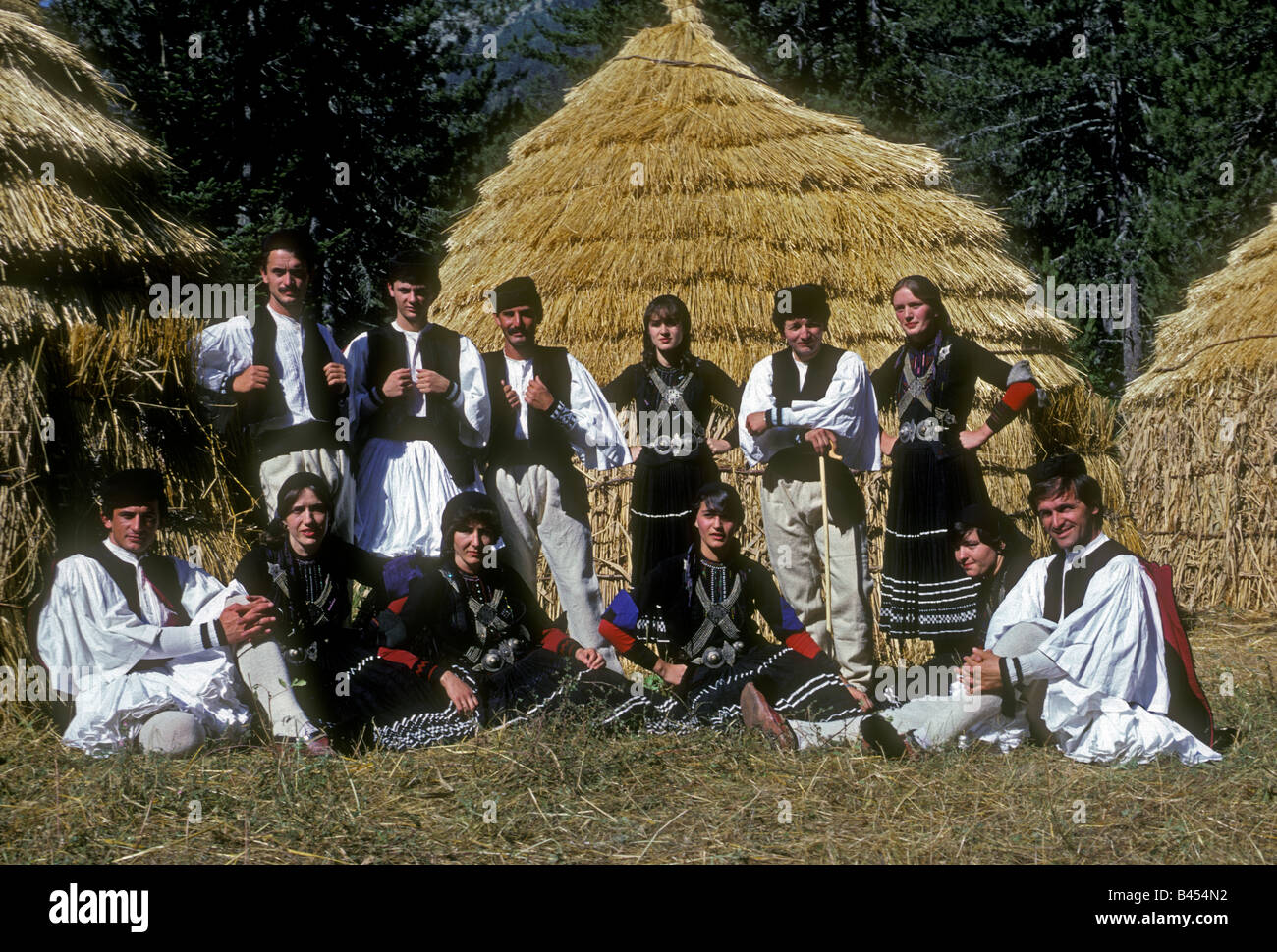 Les gens qui portent le costume traditionnel près de la région des montagnes Pindos Metsovo Épire Grèce Europe Banque D'Images