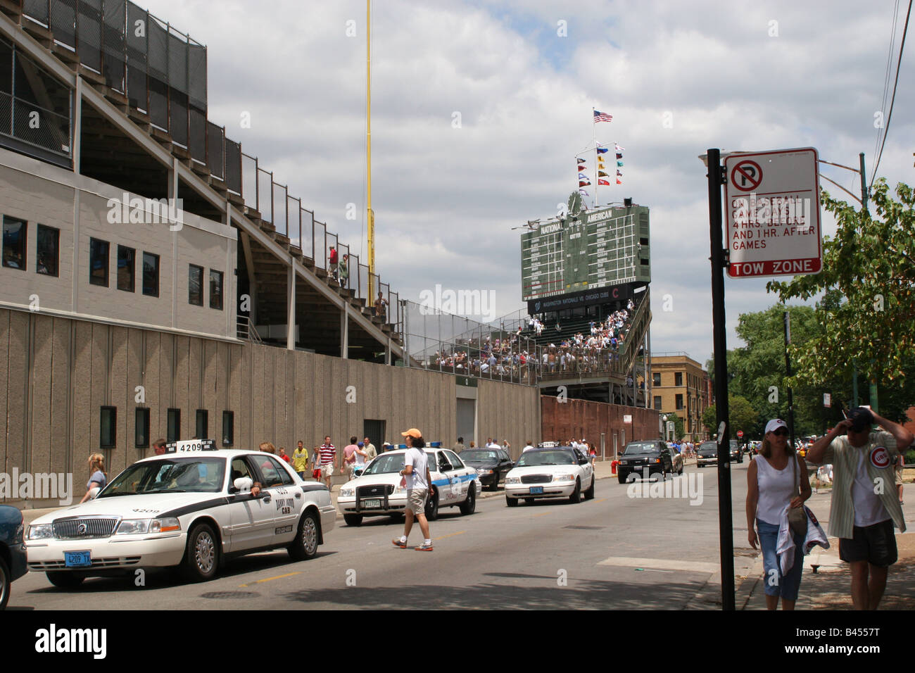 Des taxis alignés sur l'Avenue de Sheffield en attente de fans des Cubs de Chicago pour quitter le jeu à Wrigley Field, Chicago, Illinois Banque D'Images