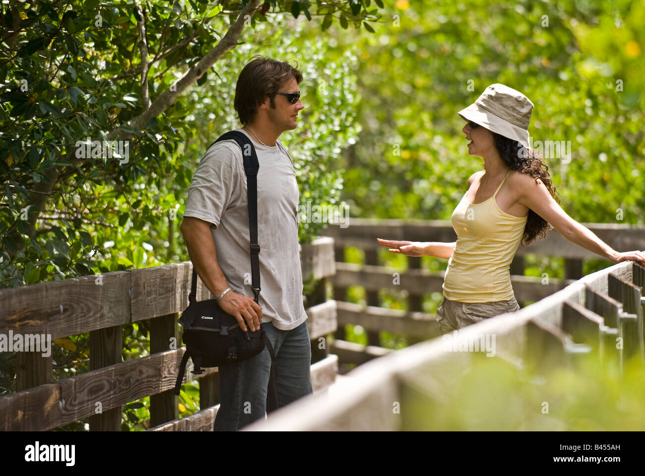 Promenade nature à travers une forêt de mangrove à Weedon Island Preserve St Petersburg en Floride Banque D'Images