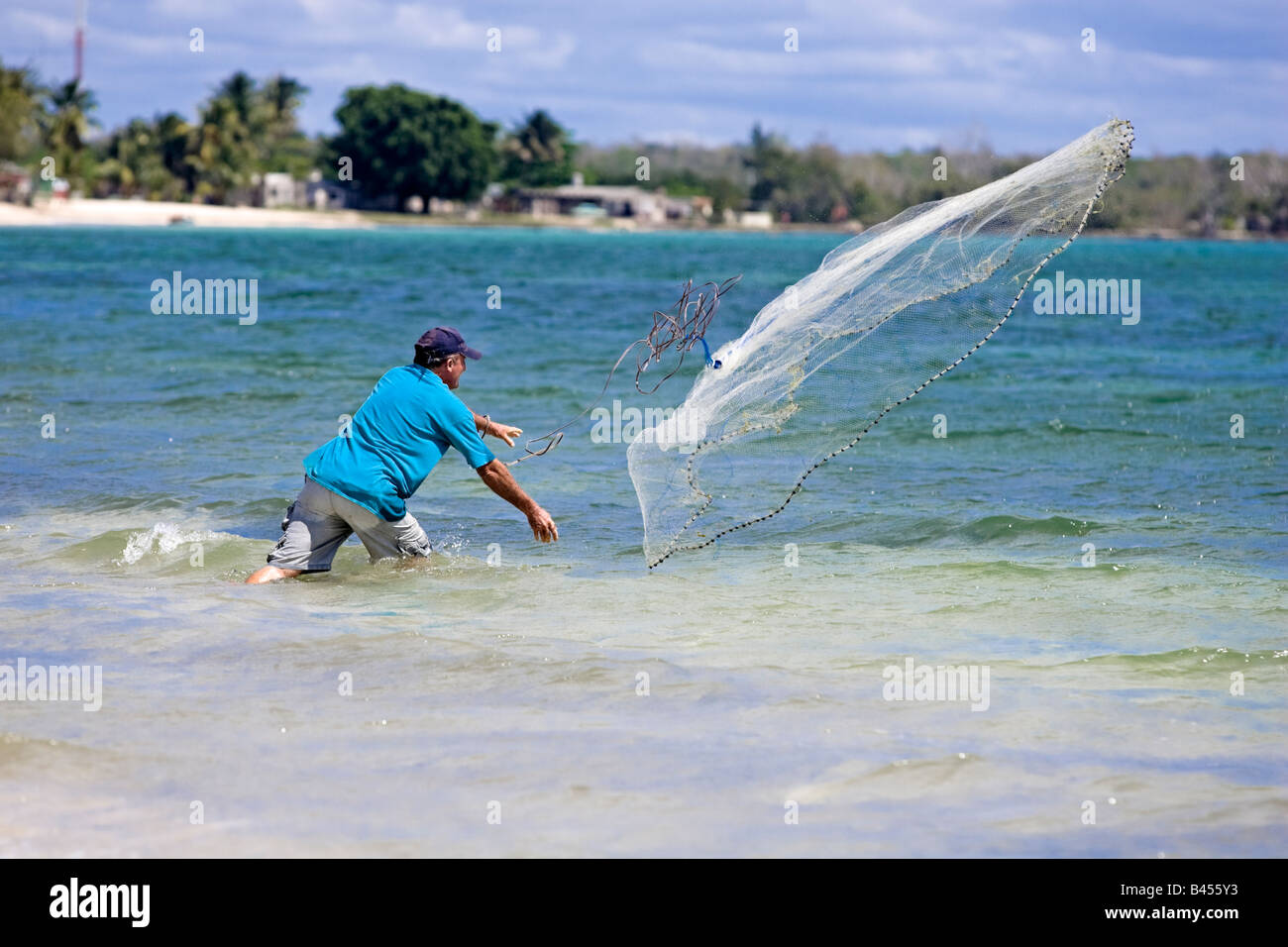 Un homme cubain avec poissons exprimés en net Bahia de Cochinos, Baie des Cochons. Cuba. Banque D'Images