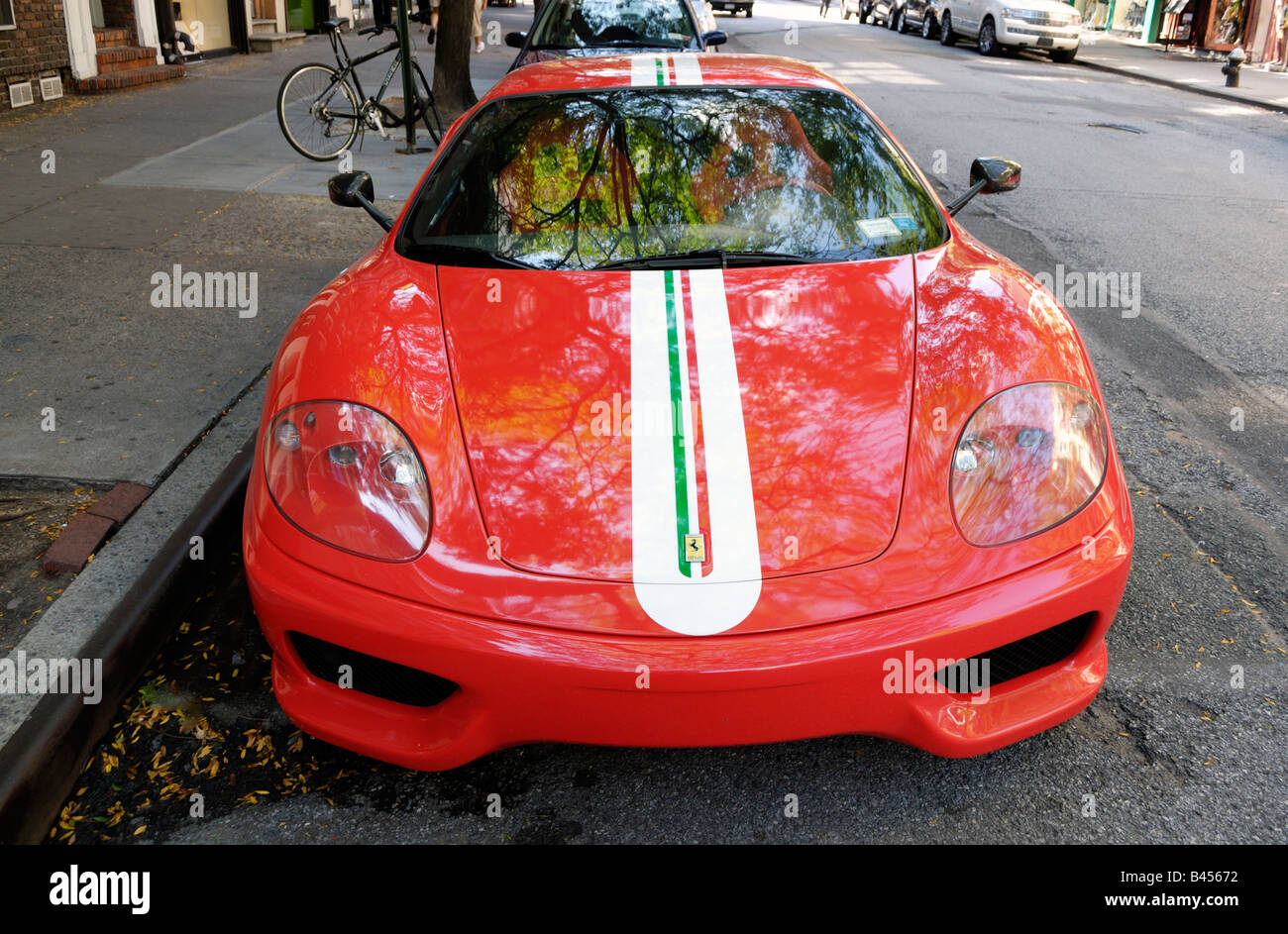 Une voiture de sport Ferrari rouge vif peint avec les couleurs du drapeau italien. Banque D'Images