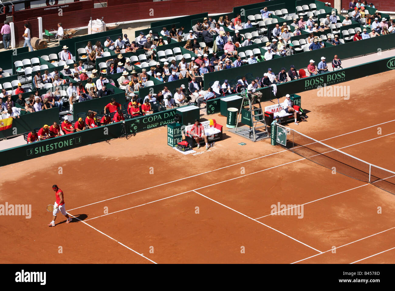 Vue sur le court de tennis mis en place dans la Plaza de Toros de Las Ventas, Madrid, pour la demi-finale de la Coupe Davis. Nadal de jouer. Banque D'Images