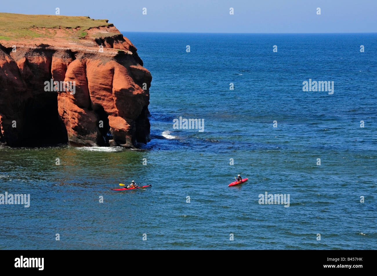 Kayaks Cliffs Belle Anse île de Cap-aux-Meules, Îles de La Madeleine Québec Canada Banque D'Images