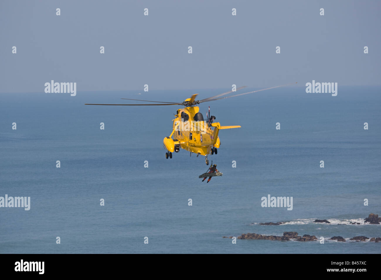 Hélicoptère de sauvetage en mer l'air de la RAF sur les falaises au-dessus de Bude Widemouth Bay Cornwall UK Banque D'Images