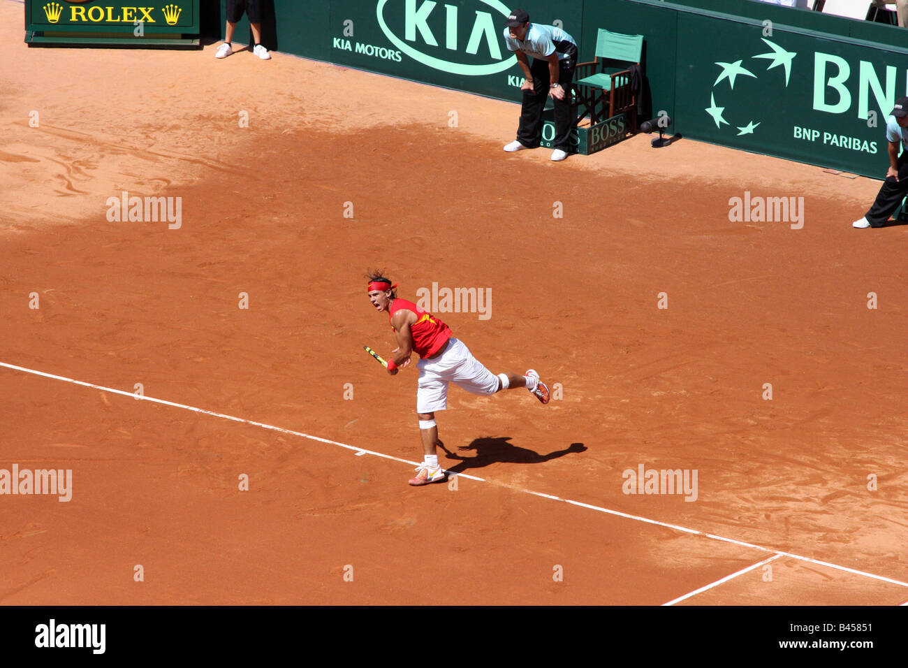 No 1 mondial Rafael Nadal joueur de tennis reçoit dans le premier match de demi-finale de Coupe Davis 2008 contre USA dvd Sam Querrey Banque D'Images