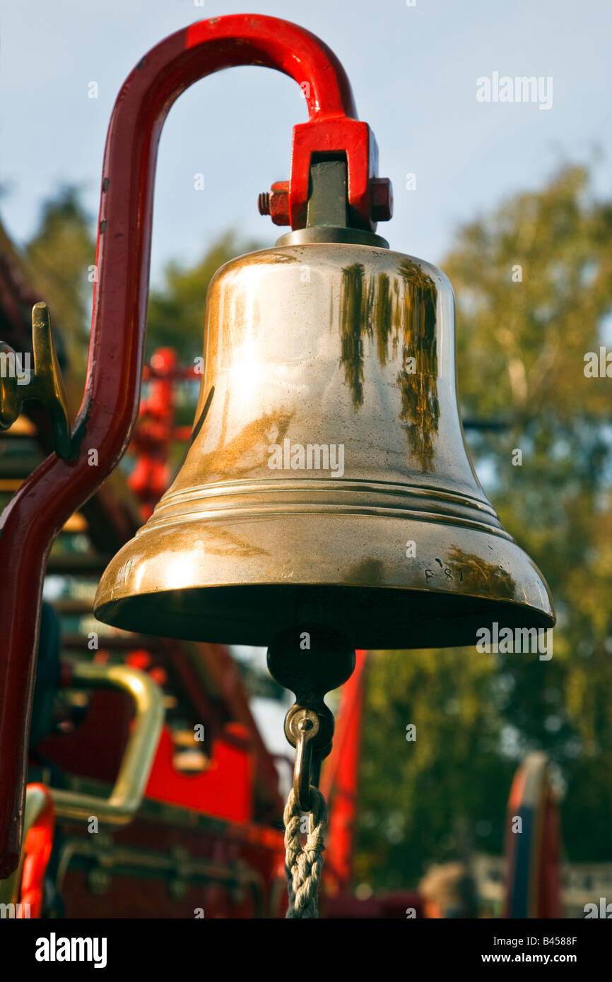 Libre d'un poli Bronze 1930 Dennis fire engine bell. Goodwood Revival dans West Sussex UK 2008 Banque D'Images
