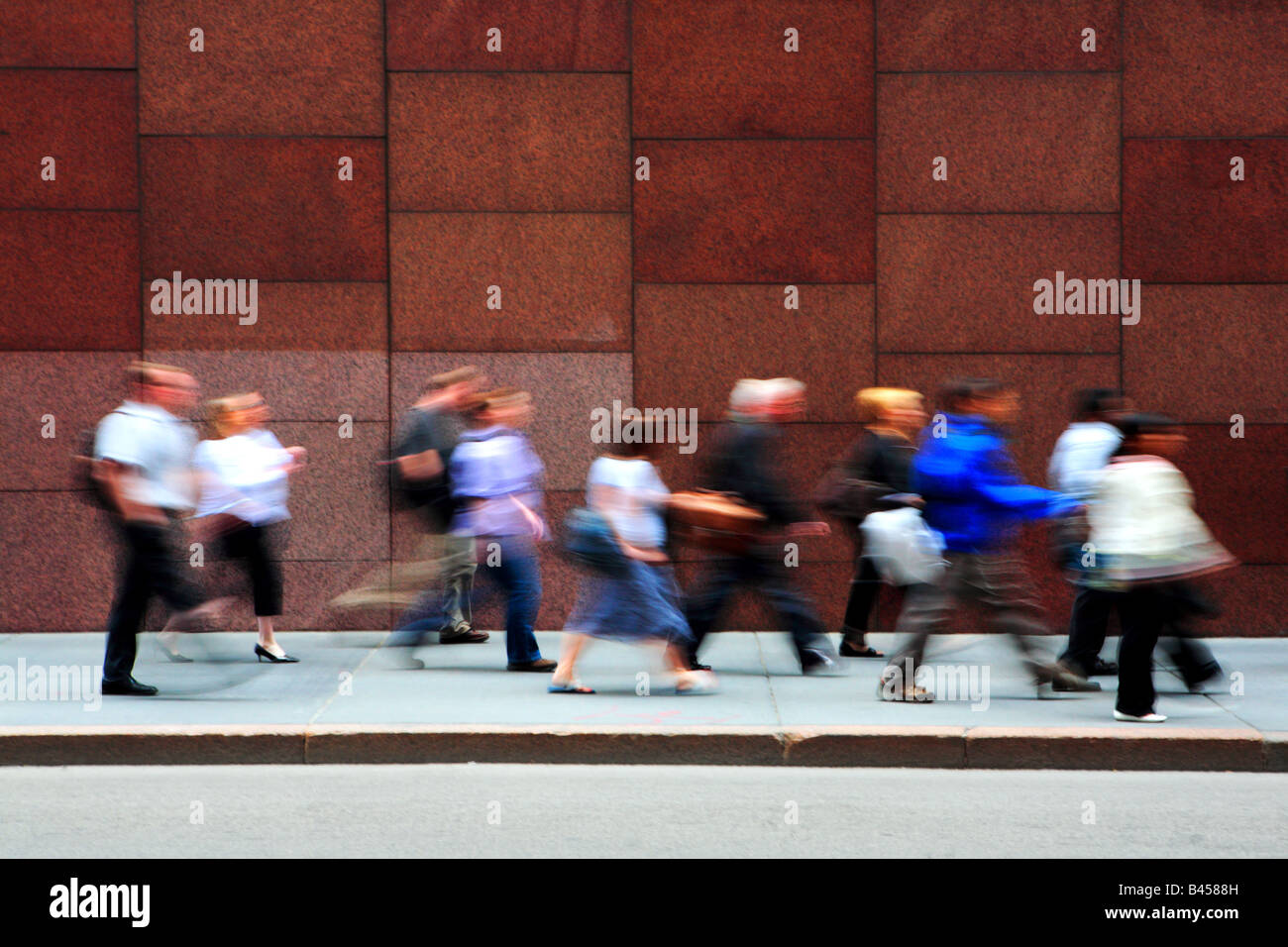 Les gens qui marchent sur ADAMS ST AU CENTRE-VILLE DE CHICAGO, ILLINOIS USA PENDANT LES HEURES DE POINTE DE L'APRÈS-MIDI Banque D'Images