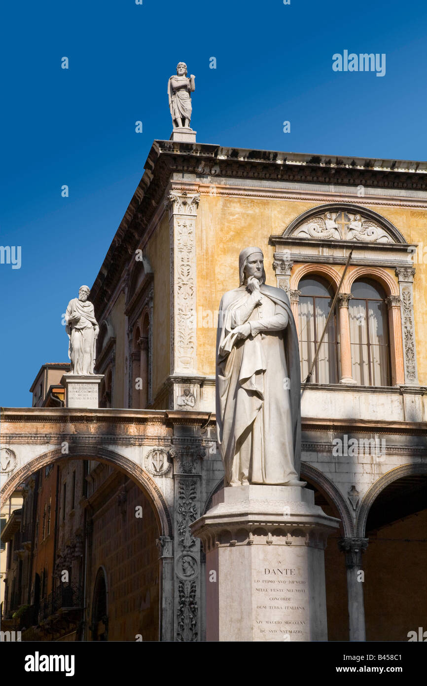 La statue de Dante dans la Piazza dei Signori Loggia del Consiglio derrière Verona Banque D'Images