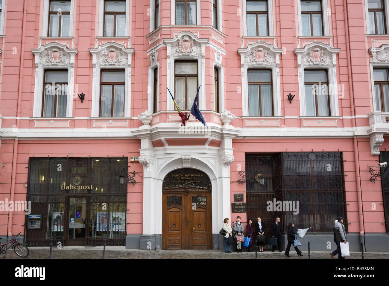 Bancpost et Banca Nationala Romaneie 1903 Bâtiment de la Banque nationale à l'extérieur de la ville historique de Transylvanie de Brasov Roumanie Banque D'Images