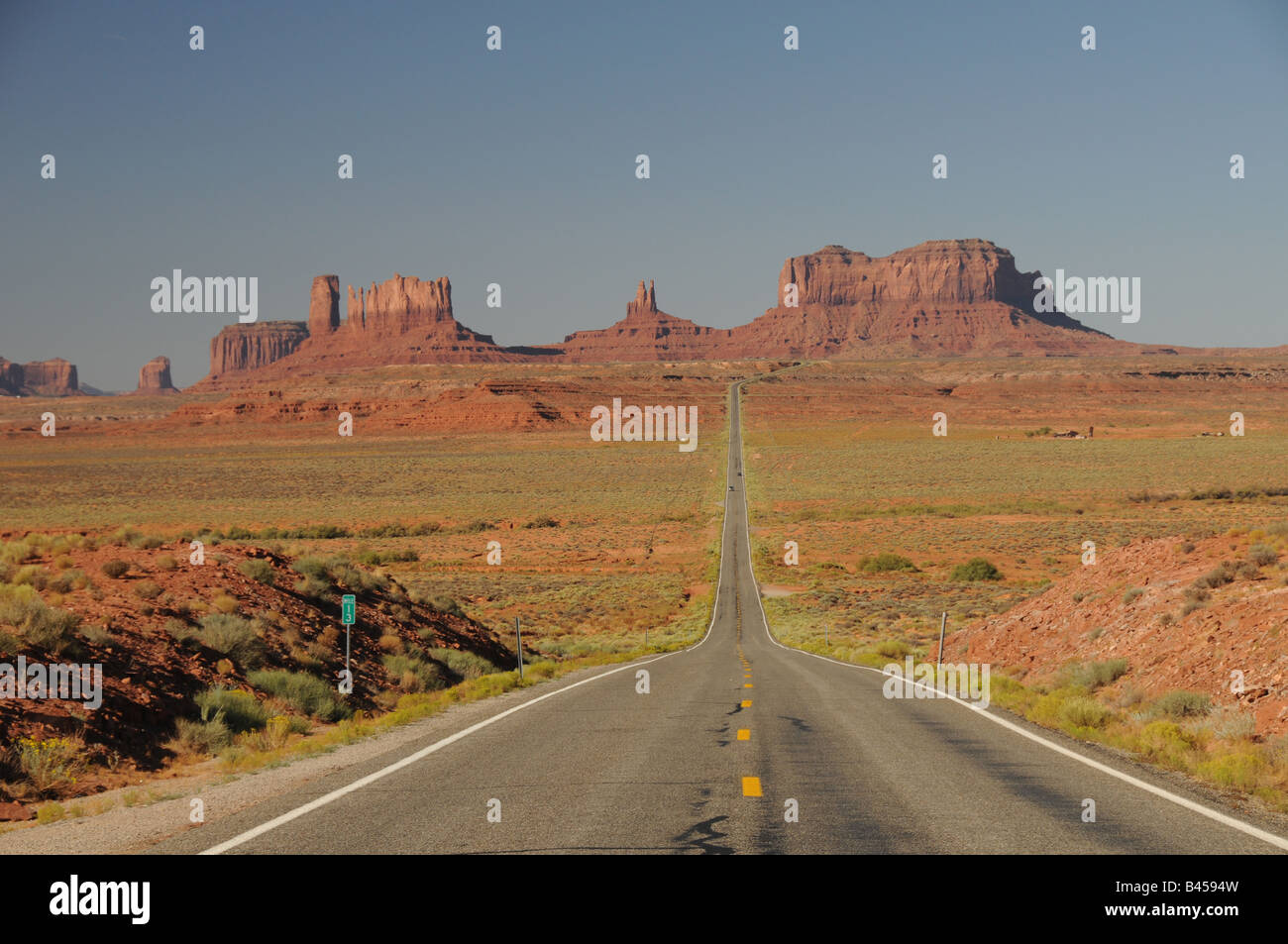 La longue ligne droite en direction de Monument Valley Navajo Tribal Park, Arizona. Banque D'Images