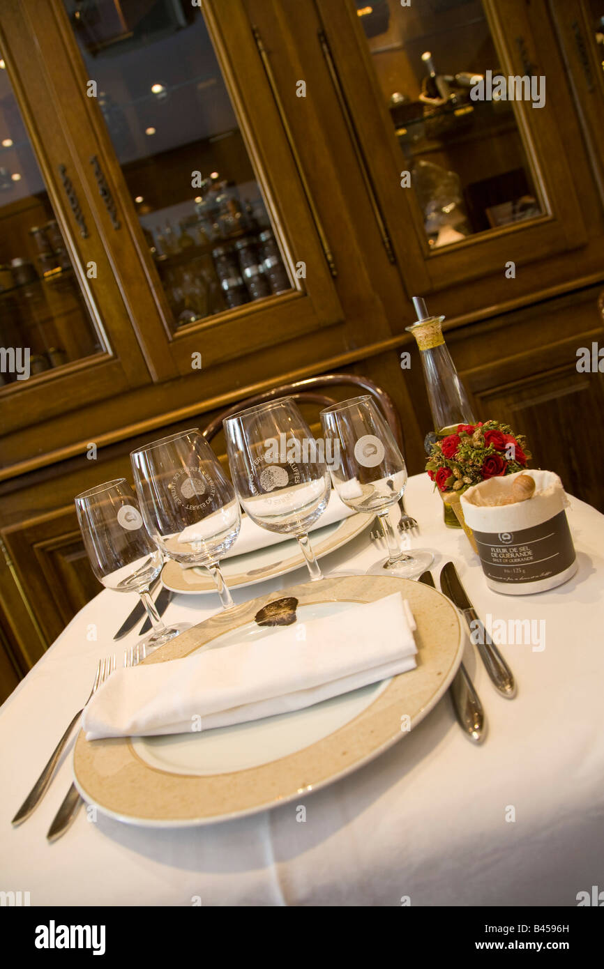 France, Côte d'Azur, Nice, Set table in restaurant Banque D'Images