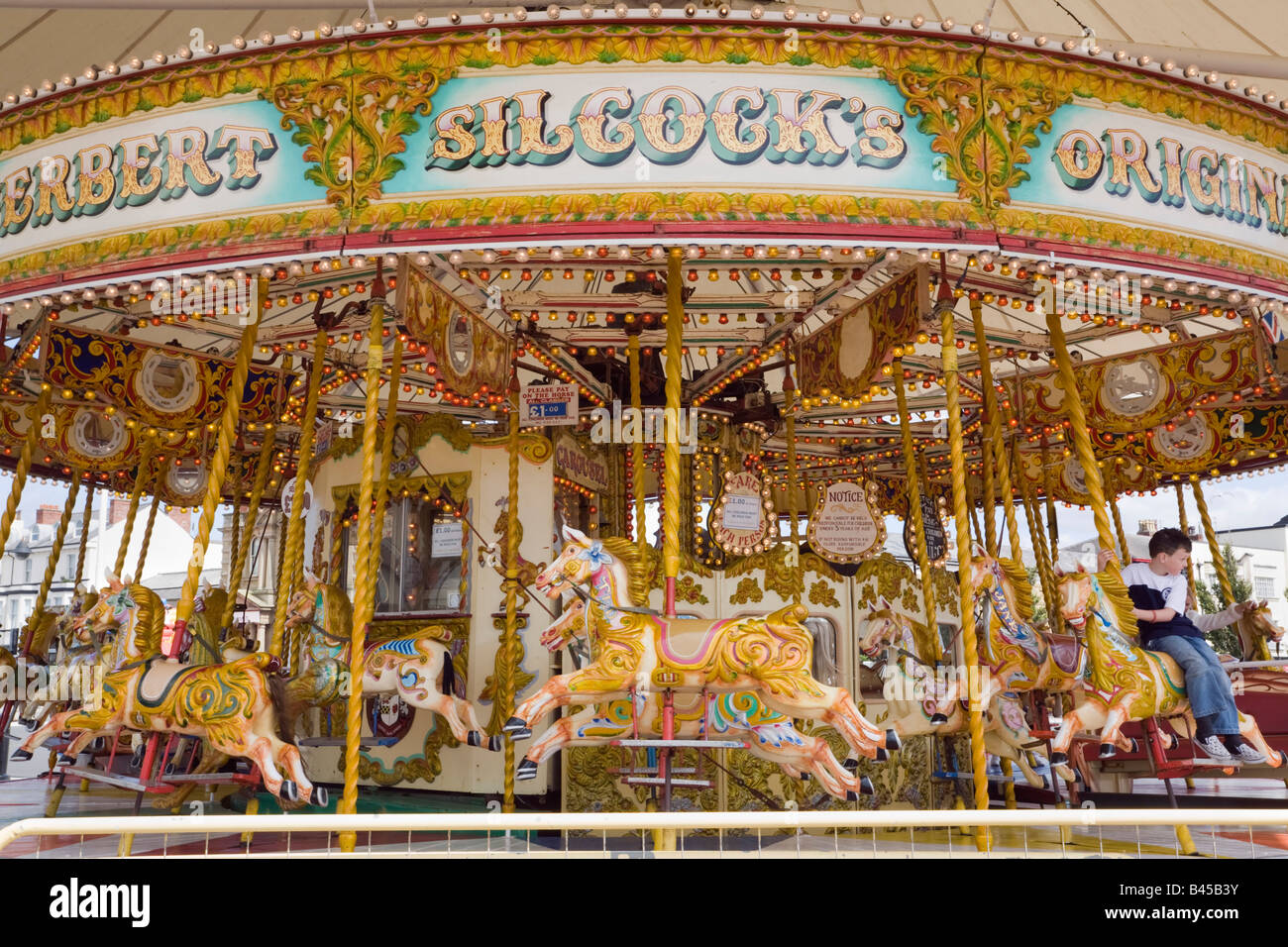 L'Angleterre traditionnelle britannique merry go round carousel ride avec les chevaux Banque D'Images