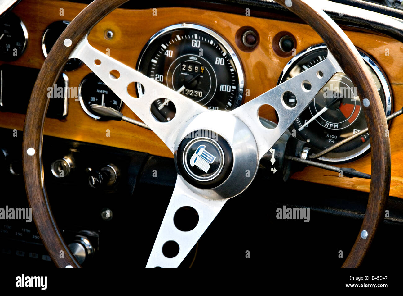 Tableau de bord et le volant dans une voiture Triumph TR 4A Banque D'Images