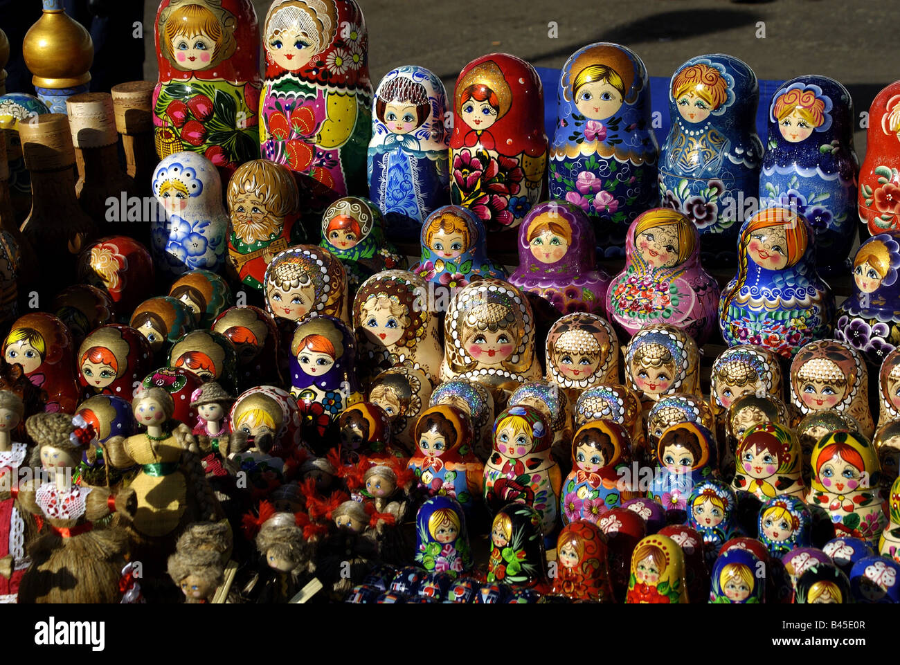 Géographie / billet, la Russie, le commerce, une boutique de souvenirs avec Matrjoschkas, poupées en bois typiquement russe, peint, colorés, poupée, arts et artisanat, souvenirs, Matrjoschka , Additional-Rights Clearance-Info-Not-Available- Banque D'Images