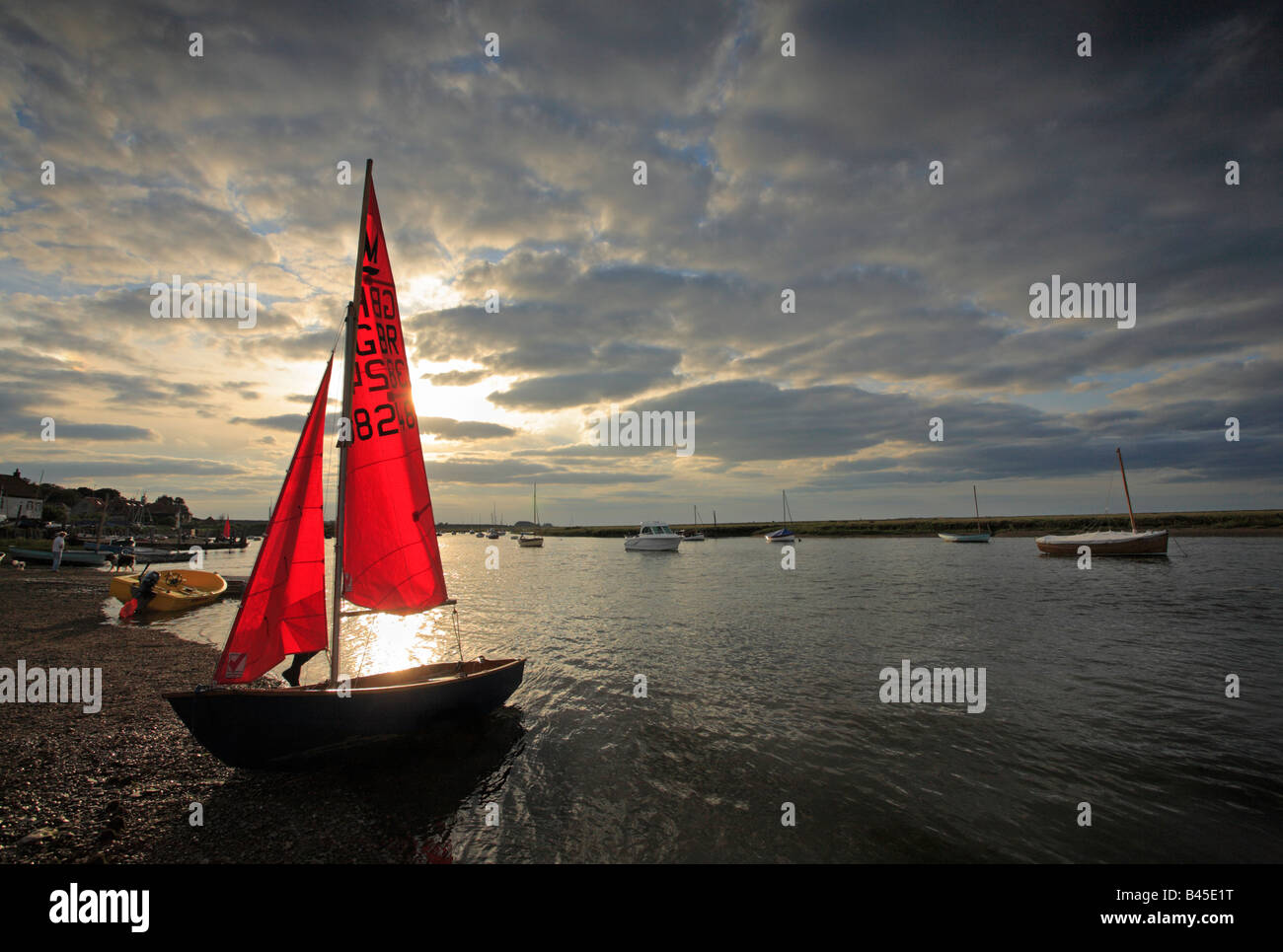 La tombée de la lumière à travers le voile rouge d'un bateau. Banque D'Images