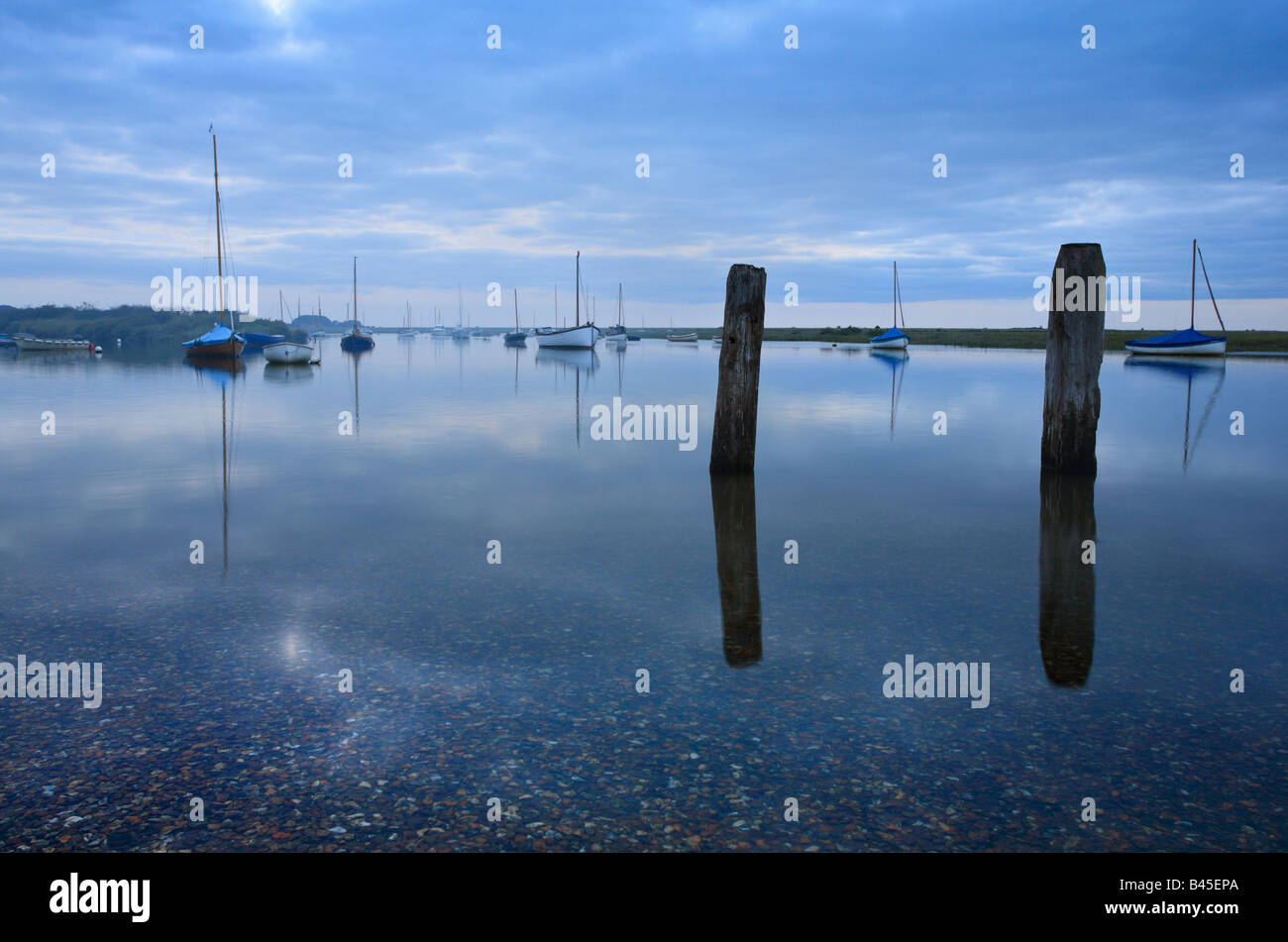 Bateaux à Burnham Overy Staithe sur la côte de Norfolk. Banque D'Images