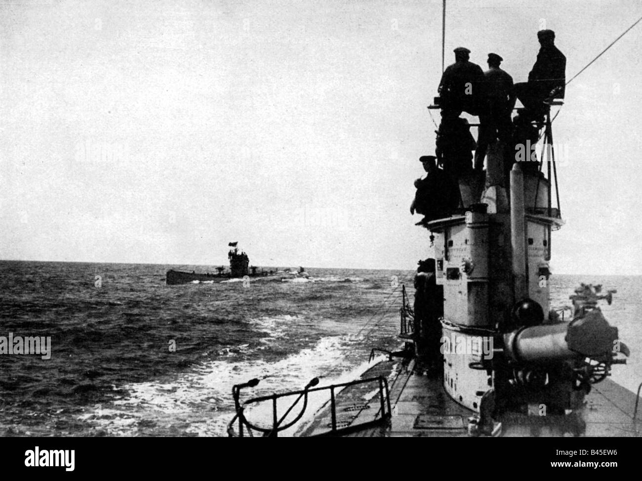 Événements, première Guerre mondiale / première Guerre mondiale, guerre navale, sous-marin allemand 'M U 52' (devant) rencontre 'M U 35' en Méditerranée, vers 1916, Banque D'Images