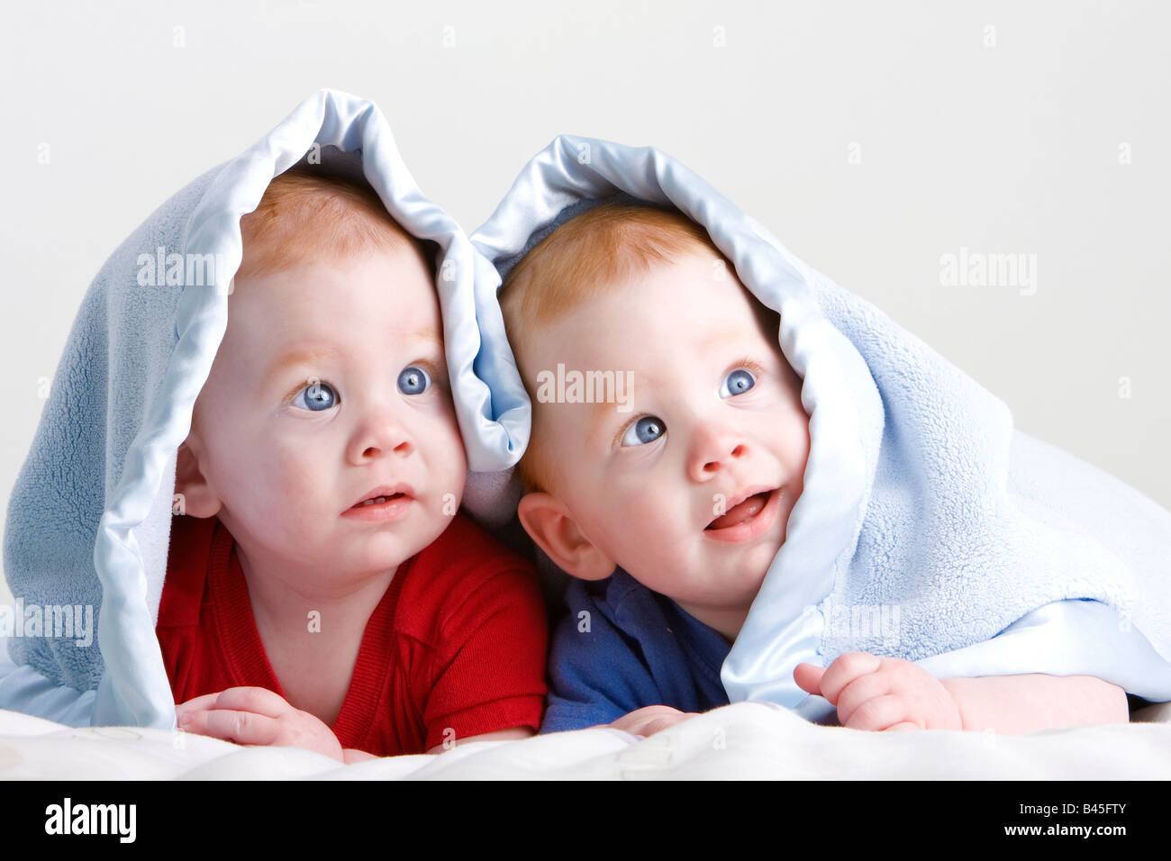 Les bébés de moins de lits jumeaux belle Rousse blanket Banque D'Images