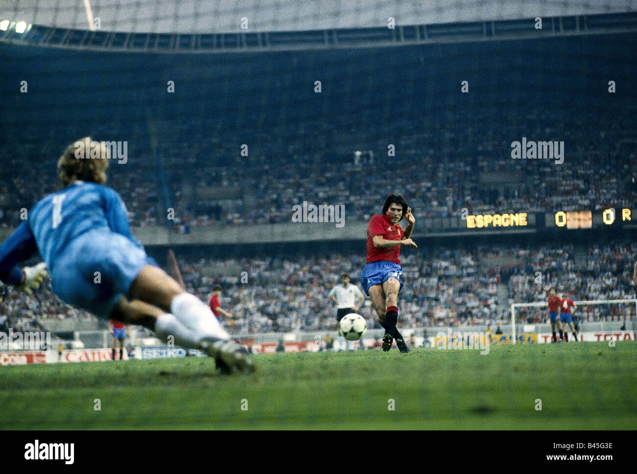 Sport / Sports, football, football, championnat d'Europe, EURO 1984, Allemagne contre l'Espagne (0:1) à Paris, France, 20.6.1980, scène Harald Anton Schumacher, penalty kick of Maceda (44 ème min), Europe, joueur, championnats, Toni, match, historique, XXe siècle, peuple, années 1980, Banque D'Images