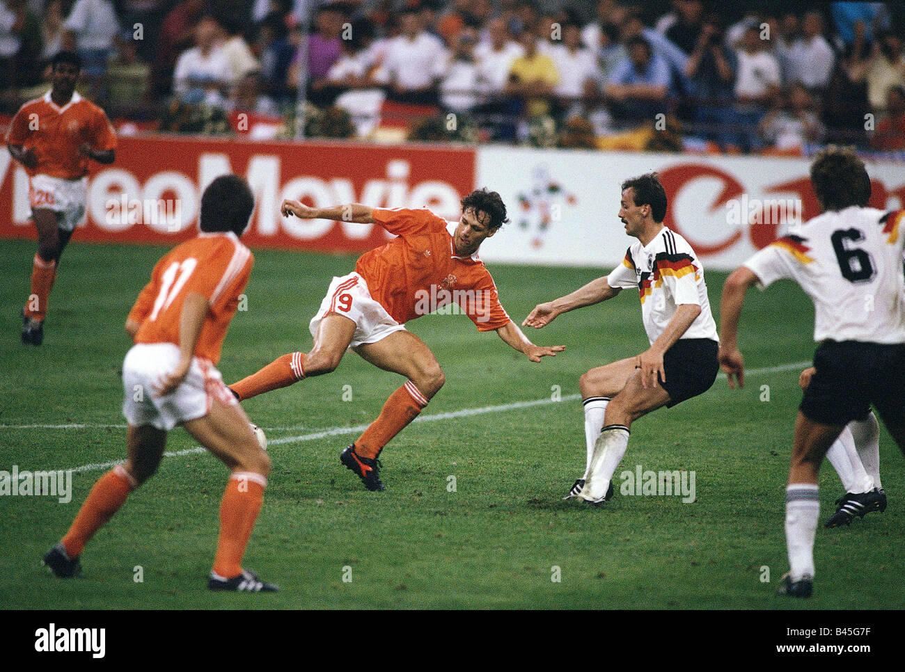 Sport, football, championnat du monde, Allemagne contre Pays-Bas, (2:1), Milan, Italie, Jürgen Kohler, Guido Buchwald et Marco van Basten, 24.6.1990, Banque D'Images
