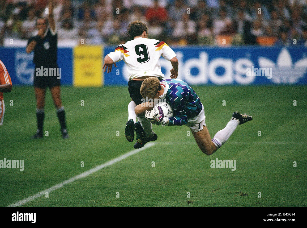 Sport, football, championnat du monde, Allemagne contre Pays-Bas, (2:1), Milan, Italie, Rudi Völler et Hans van Breukelen, 24.6.1990, Banque D'Images