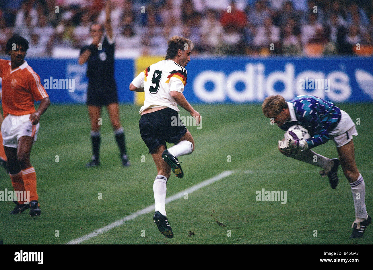 Sport, football, championnat du monde, Allemagne contre Pays-Bas, (2:1), Milan, Italie, Rudi Völler, Frank Rijkaard et Hans van Breukelen, 24.6.1990, Banque D'Images