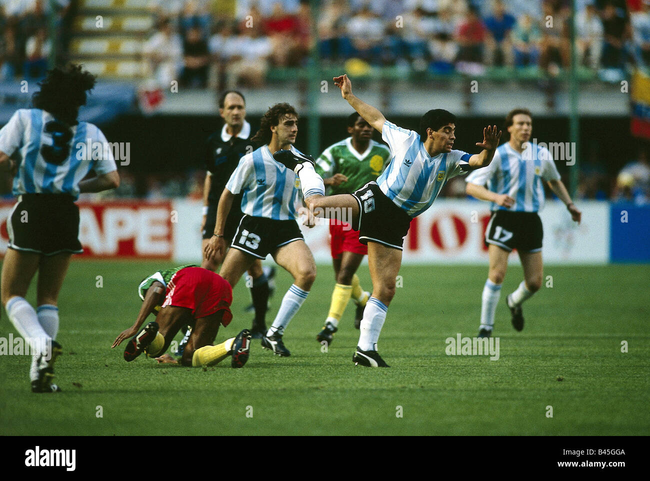 Sport / Sports, football, football, coupe du monde 1990, finale, match de groupe, Argentine contre le Cameroun, (0:1) à Milan, Italie, 8.6.1990, jeu d'ouverture, scène avec Diego Maradona, match, historique, XXe siècle, peuple, années 1990, Banque D'Images