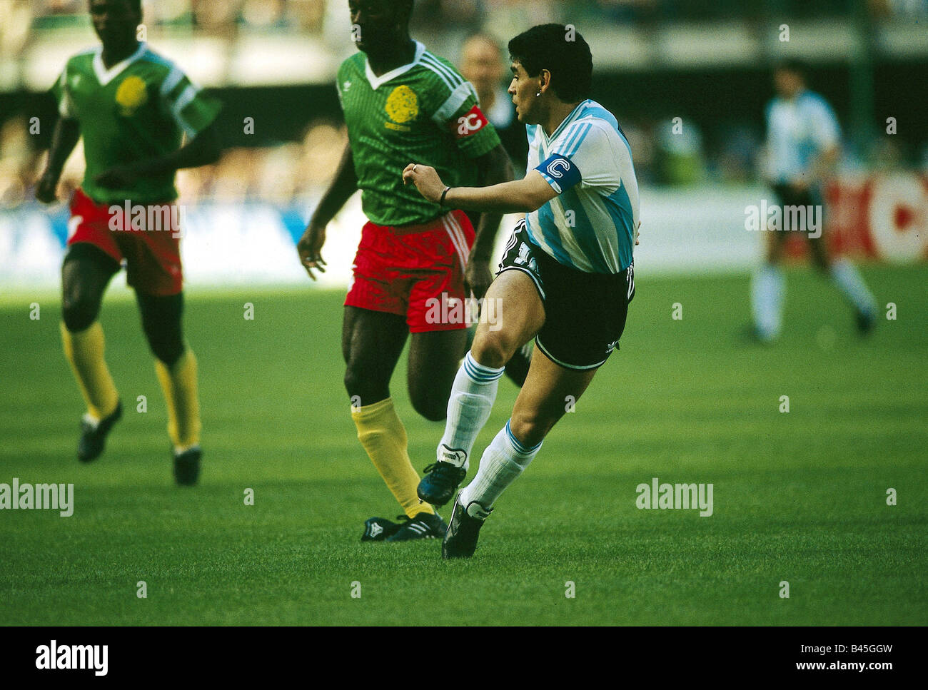 Sport / Sports, football, football, coupe du monde 1990, finale, match de groupe, Argentine contre le Cameroun, (0:1) à Milan, Italie, 8.6.1990, jeu d'ouverture, scène avec Diego Maradona, match, historique, XXe siècle, peuple, années 1990, Banque D'Images