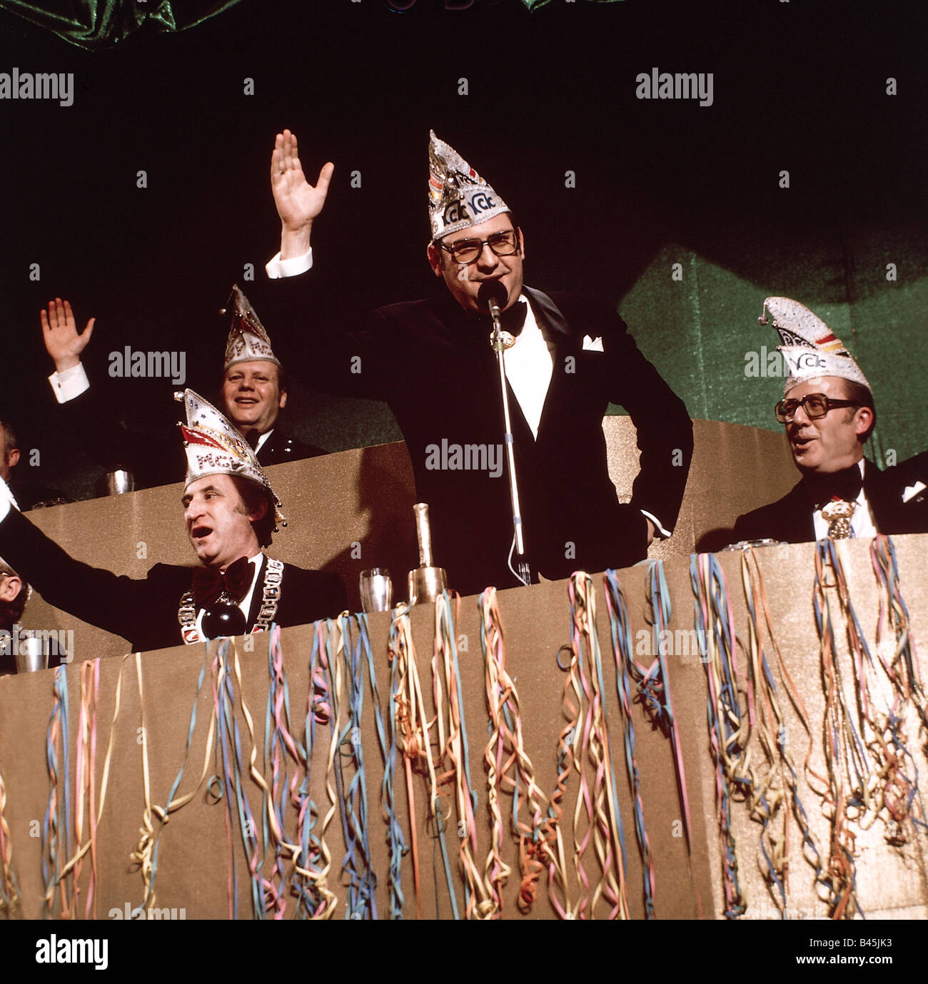 Braun, Rolf, 6.4.1929 - 8.7.2006, fondateur du club de carnaval Kastel, président du carnaval de Mayence et conférencier, pendant le carnaval de Mayence, avec comité de carnaval composé de 11 membres, demi-longueur, années 1970, Banque D'Images