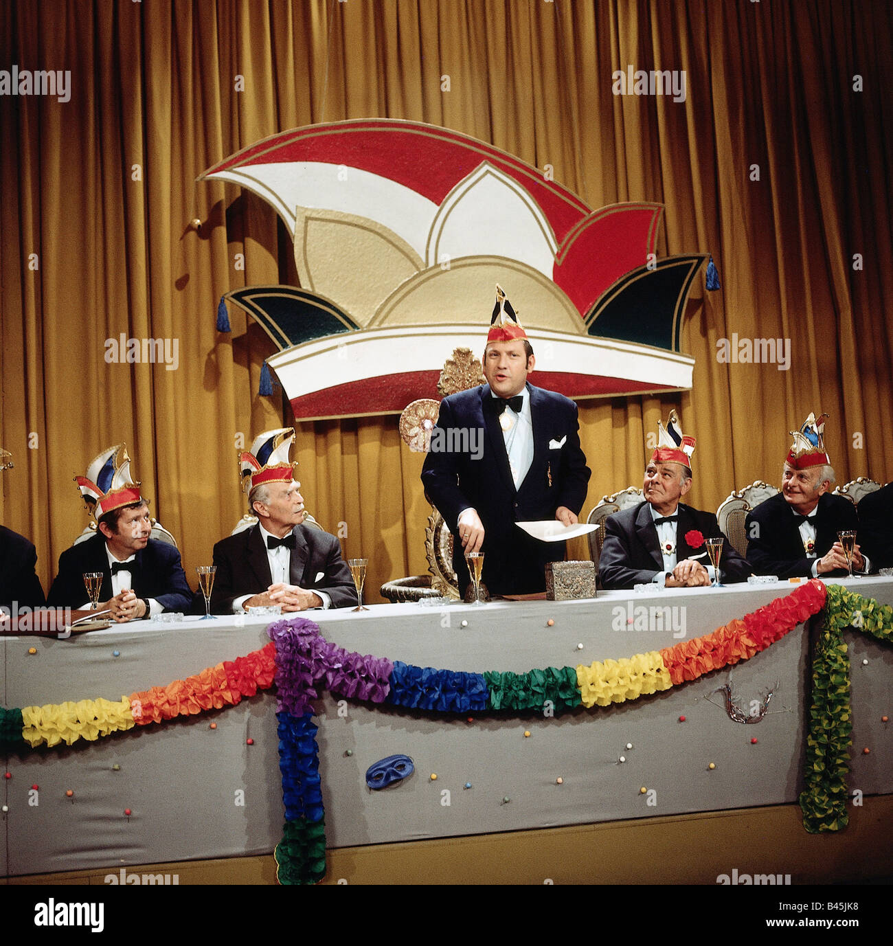 Braun, Rolf, 6.4.1929 - 8.7.2006, fondateur du club de carnaval Kastel, président du carnaval de Mayence et conférencier, pendant le carnaval de Mayence, avec comité de carnaval composé de 11 membres, demi-longueur, années 1970, Banque D'Images