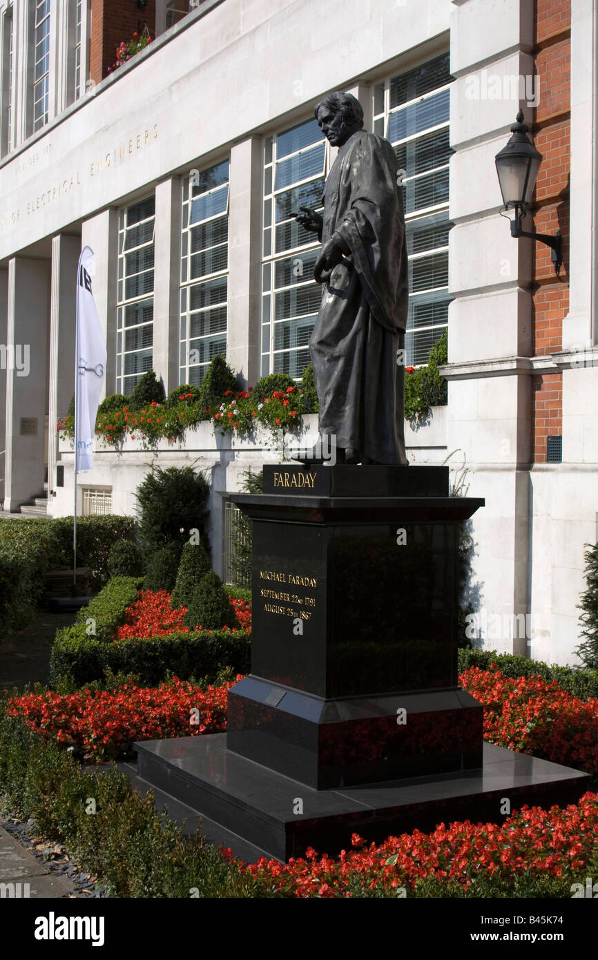 Michael Faraday, FRS (22 septembre 1791 - 25 août 1867) statue ville de London England uk go Banque D'Images