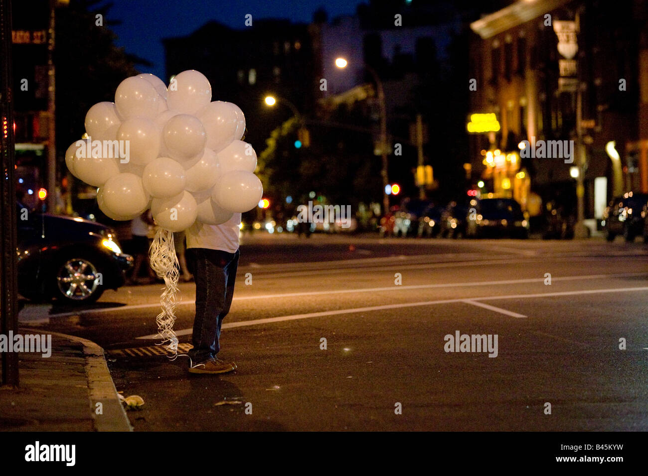 L'homme avec des ballons dans la rue de Manhattan NEW YORK NY USA Banque D'Images