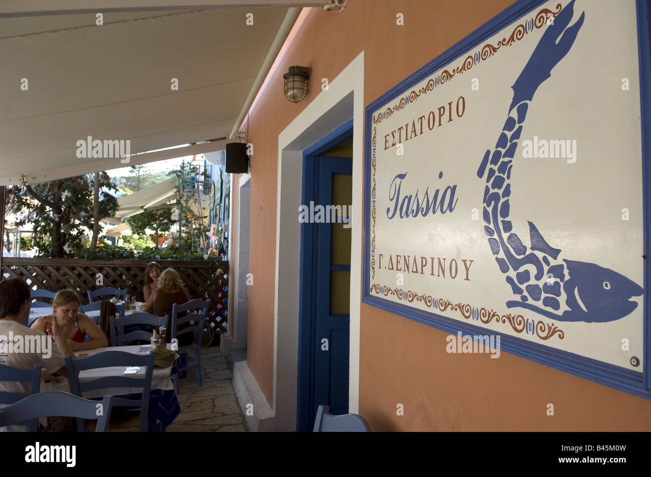 Restaurant de poissons dans Fiskcardo Banque D'Images