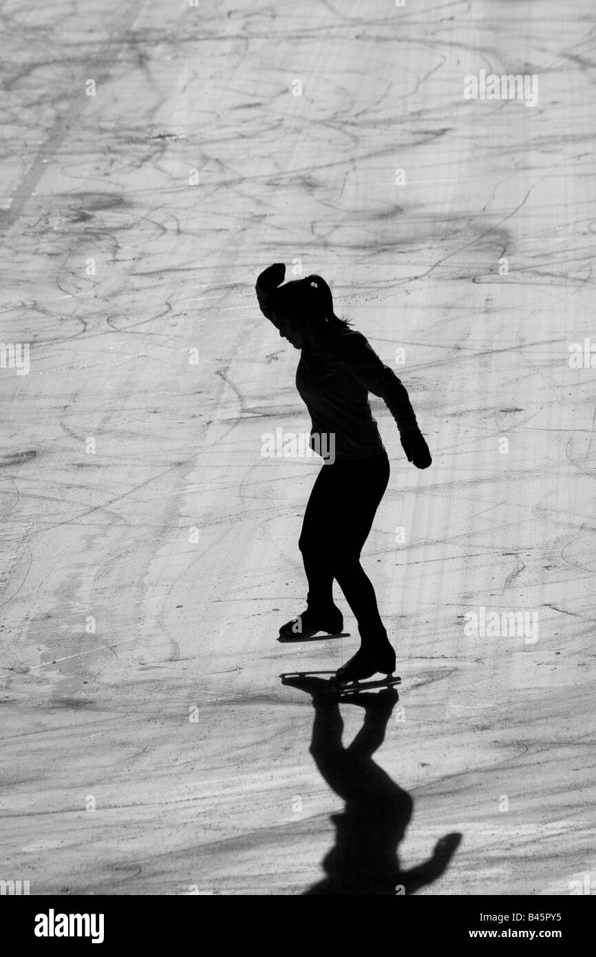 Silhouette d'un patineur sur glace Banque D'Images