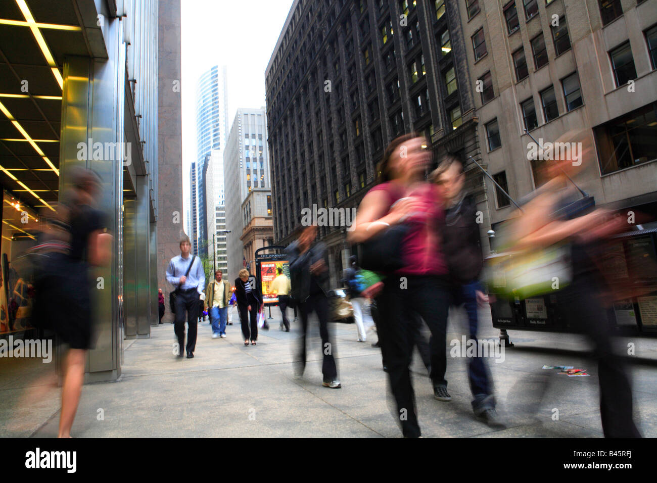 Les gens qui marchent SUR LA SALLE STREET DANS LE CENTRE-VILLE DE CHICAGO ILLINOIS USA PENDANT LES HEURES DE POINTE DE L'APRÈS-MIDI Banque D'Images