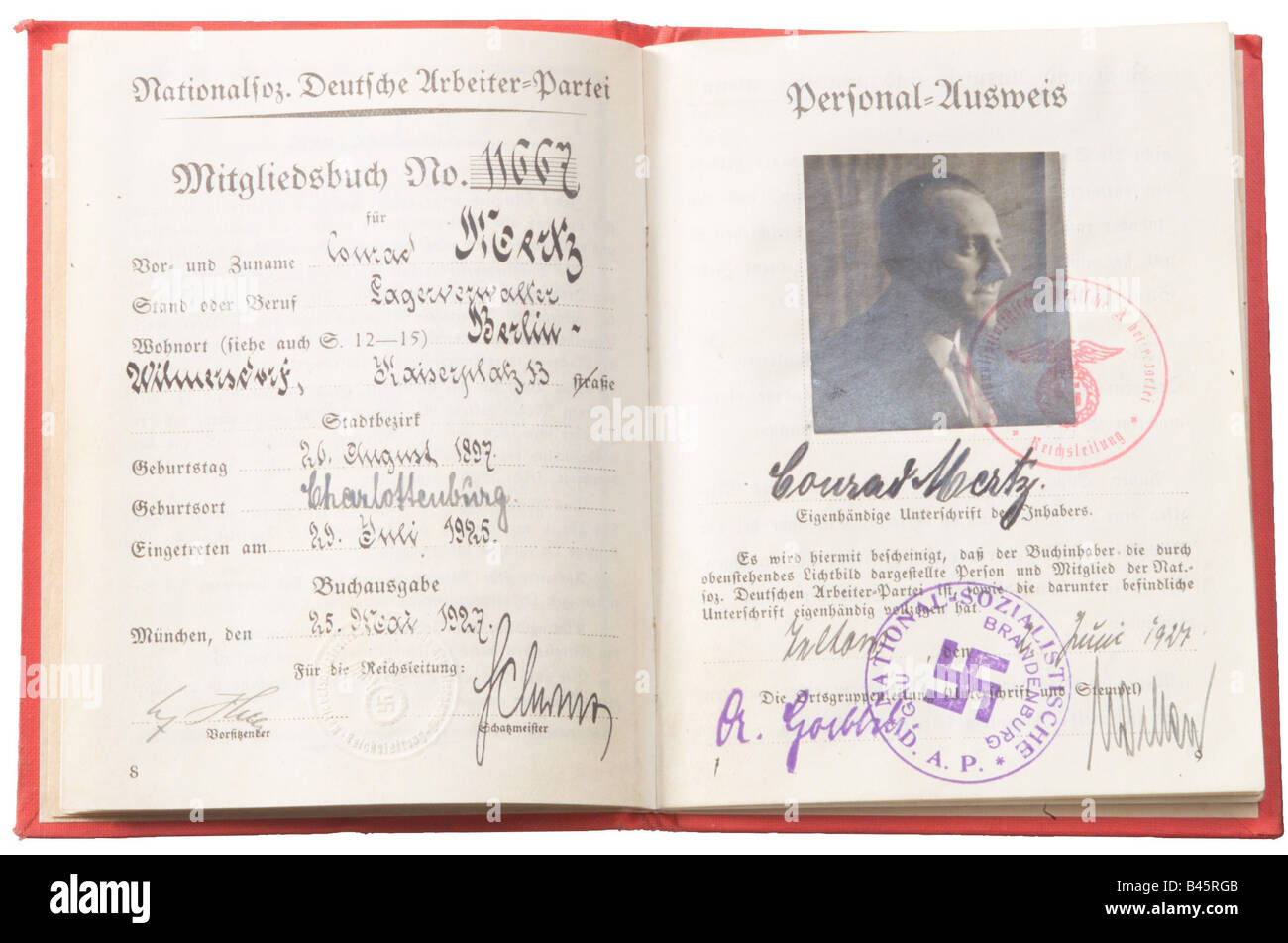 Nazisme/socialisme national, documents, livre d'adhésion du NSDAP, membre du parti numéro 11667 Conrad Mertz, Munich 27.5.1925, signatures du président Adolf Hitler et trésorier Franz Xaver Schwarz, Allemagne nazie, Third Reich, , Banque D'Images