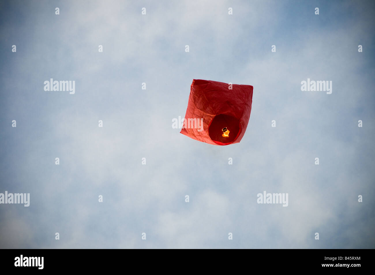 Hot Air Balloon soulevant in sky Banque D'Images