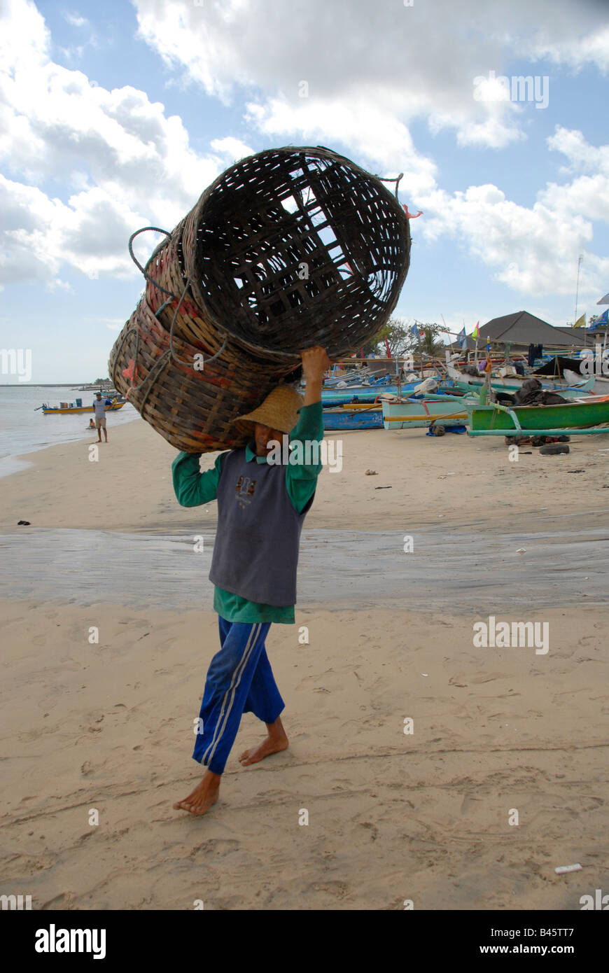 Pêcheur de crabe avec des paniers de pêche, kubu, île de Bali , Indonésie Banque D'Images