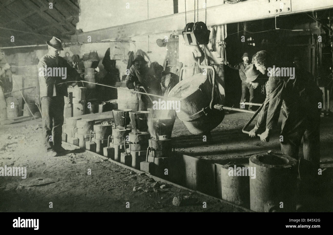 industrie, métal, vue sur la fonderie, travailleurs coulage du métal, vers 1905, Banque D'Images