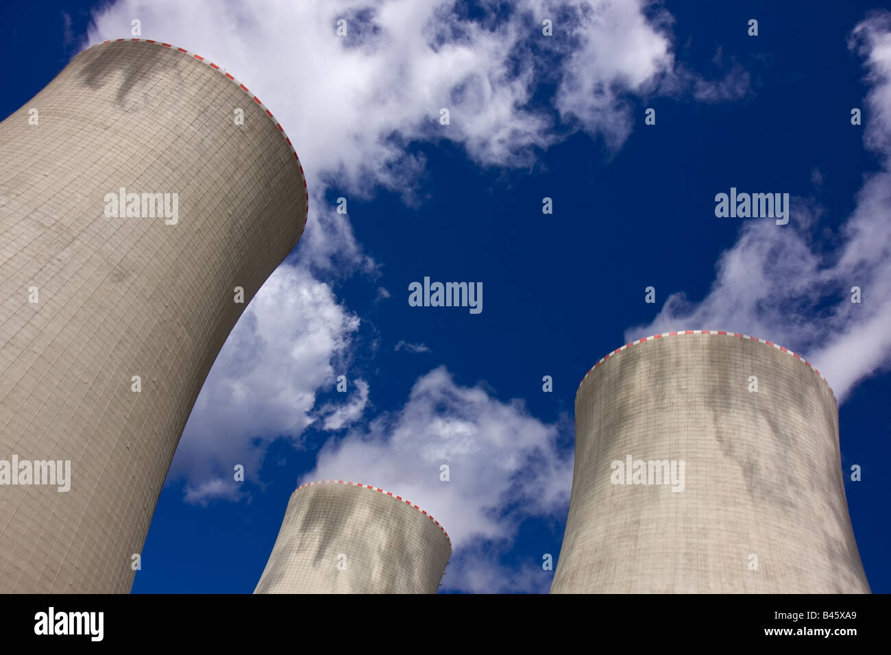 Les tours de refroidissement d'une centrale nucléaire Banque D'Images Les tours de refroidissement d'une centrale nucléaire Banque D'Images