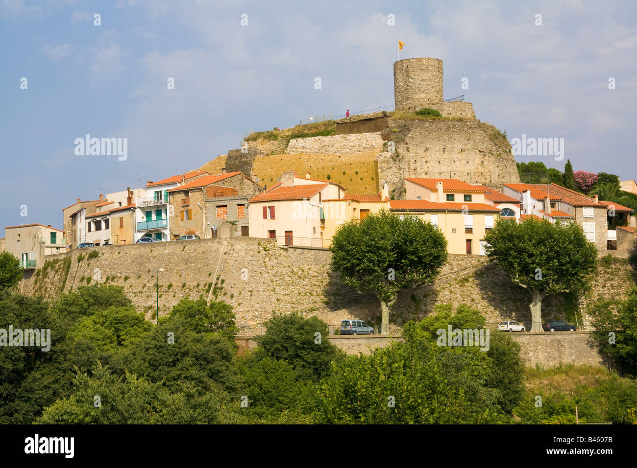 Les ruines de l'ancien château de Laroque des Albères tower au-dessus de la ville de Laroque des Albères / Sud de France Banque D'Images