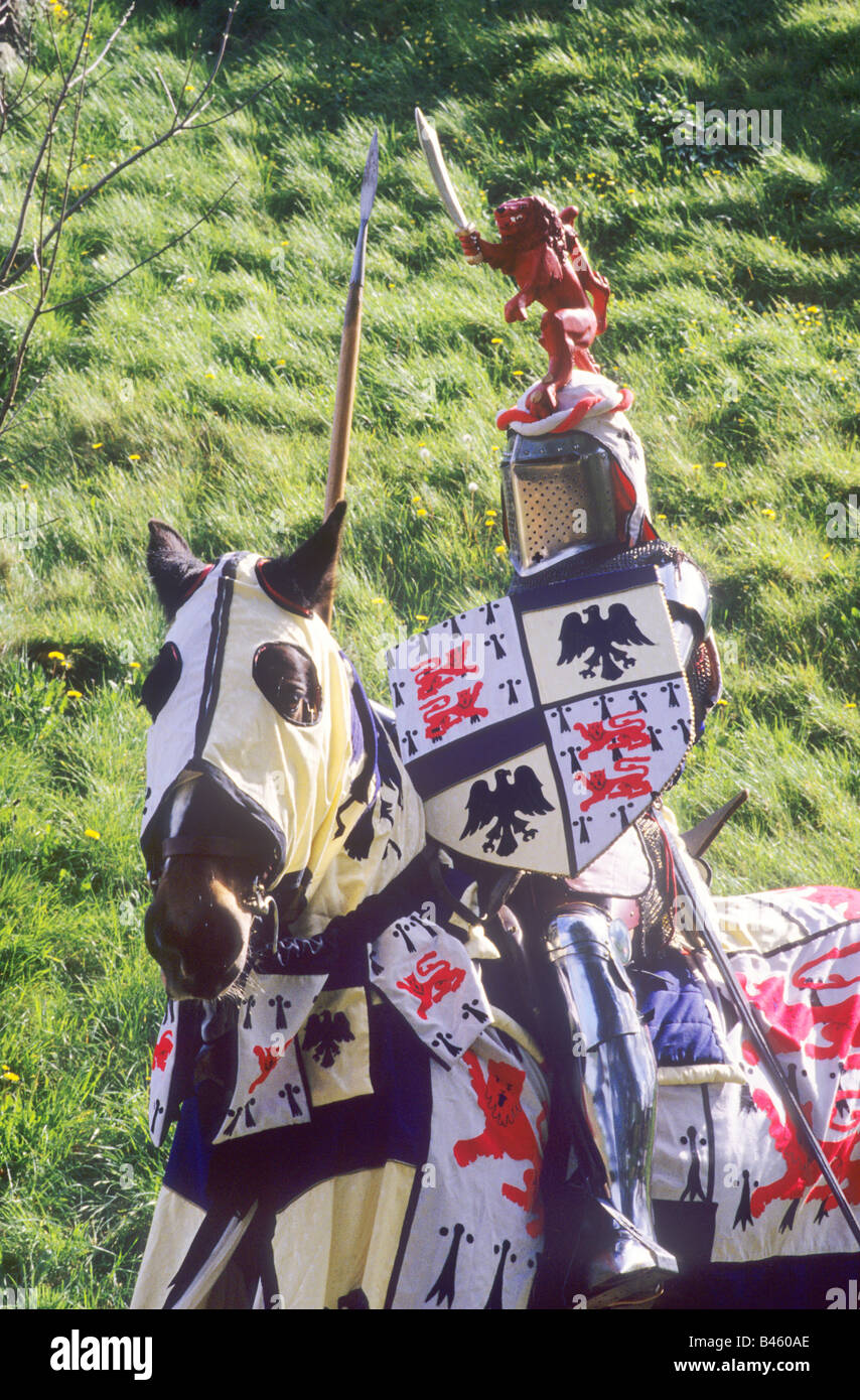 Canada chevalier médiéval et cheval de guerre périphérique héraldique héraldique armoiries livrée grande épée bouclier casque helm surcoat armor Banque D'Images
