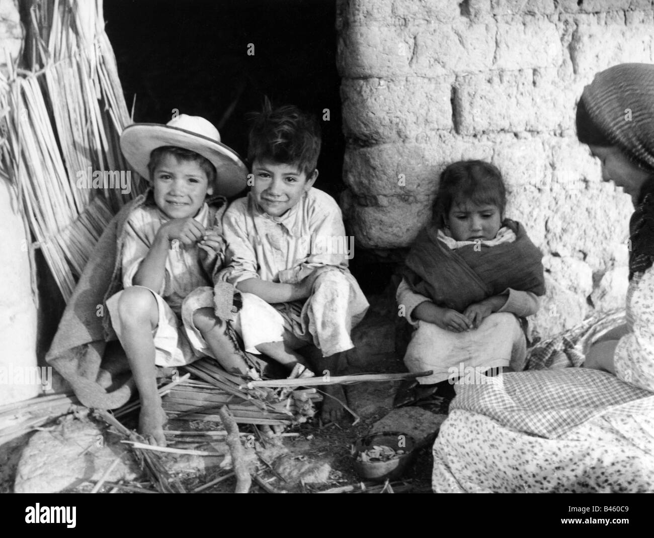 Géographie / voyages, Mexique, gens, enfants assis à la porte, années 60, Banque D'Images