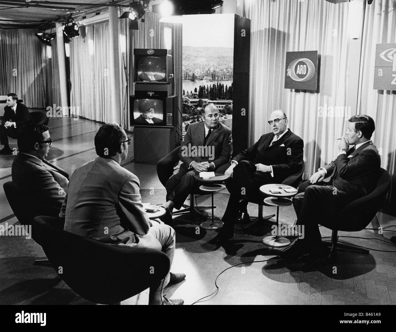 Géographie / voyages, Allemagne, politique, élections, élection fédérale 1969, Rainer Barzel (CDU), Wolfgang Mischnick (FDP) et Helmut Schmidt (SPD) dans le studio de télévision, Bonn, 28.9.1969, presse, journalistes, télévision, politiciens, République fédérale d'Allemagne, XXe siècle, historique, peuple, années 1960, Banque D'Images