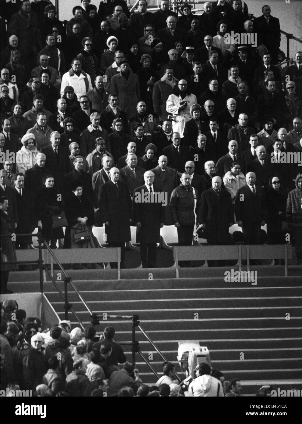 Sport, Jeux Olympiques, Grenoble, 6.2.1968 - 18.23.1968, ouverture, invités d'honneur pendant l'Oath olympique, 6.2.1968, Président Charles de Gaulle, presse, télévision, caméra TV, X olympiade, jeux d'hiver, France, XXe siècle, historique, peuple, années 1960, Banque D'Images